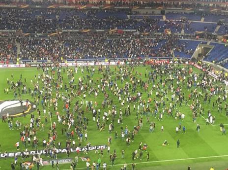 הקהל הצרפתי פורץ למגרש (getty)