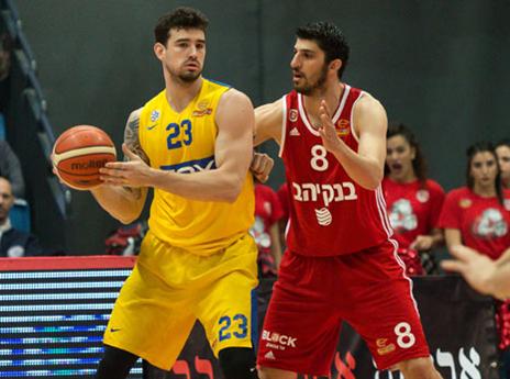 השאיר את מכבי בתמונה בפתיחה. אלכסנדר (עודד קרני)