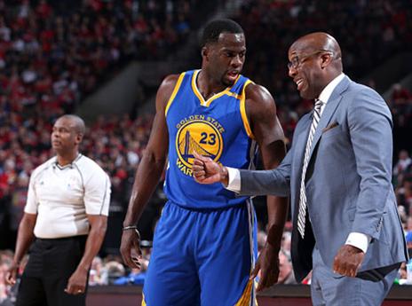 מייק בראון (מימין) מדבר עם דריימונד גרין נגד פורטלנד (getty)