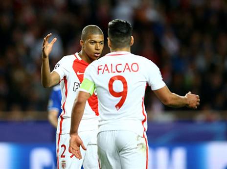 על הכתפיים שלהם. אמבפה ופלקאו (Getty)