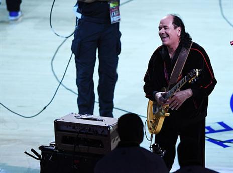 סנטנה הרים את ה-"אורקל ארנה" על הרגליים במשחק מספר 2 (getty)