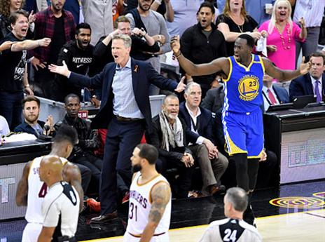 גרין וקר לאחר השריקה לעבירה טכנית נגד גרין (getty)