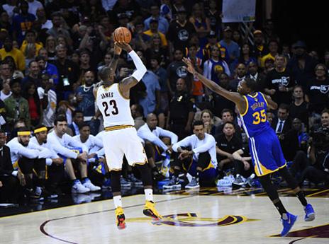 למשחק הרביעי לברון והקאבס עלו בטירוף (getty)