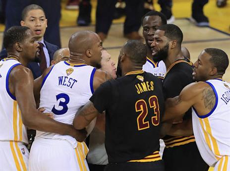 דייויד ווסט וטריסטן תומפסון חיממו את העניינים ברבע השני (getty)