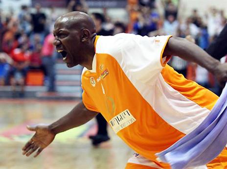 עבד קשה בשביל האזרחות. קאר (מנהלת הליגה)