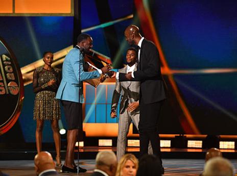 גרין מקבל את התואר מקווין גארנט (getty)