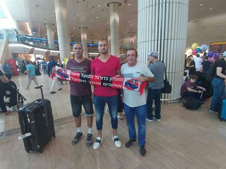 נחת בישראל. תמאש עם מנהל הקבוצה יעקב בן חור ואיש המשק אלברט טל שיר (באדיבות דוברות הפועל חיפה)