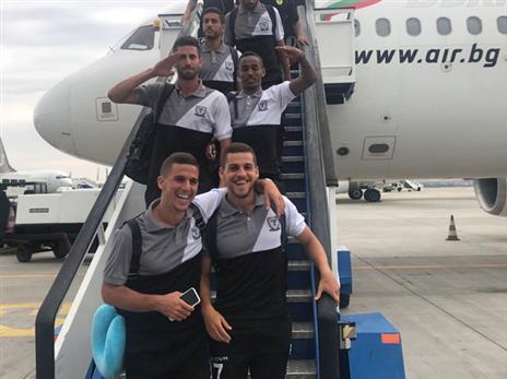 שחקני בית"ר נחתו במצב רוח מחויך (צילום: האתר הרשמי של בית"ר ירושלים)