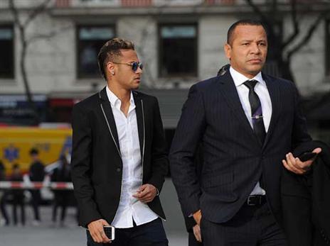 אביו של ניימאר ירוויח עשרות מיליוני יורו מהעסקה (Getty)