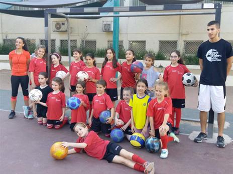 יולי שינה - מוכיחה שנאמנות לסמל ולצבע זה לא עניין של גיל