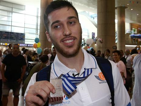 בלאט. מקבל מחמאות מאבא (אלן שיבר)