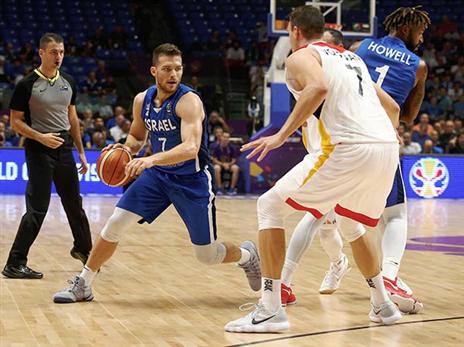 מקל. הנבחרת לא מצאה פיתרונות ביציאה מהמחצית (אלן שיבר)