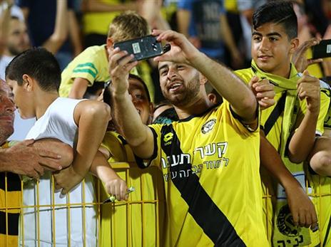 אוהדי נתניה נשארו דקות ארוכות לחגוג. "יש הרגשה שמשהו טוב קורה" (לירון מולדובן)