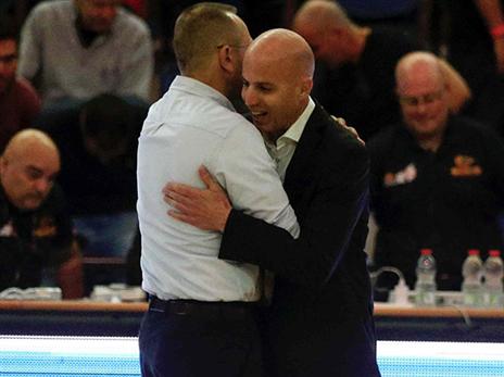 חיבוק בין שני המאמנים (אלן שיבר)