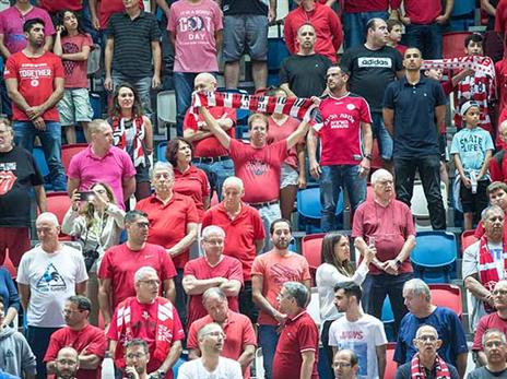 דרישה להרחיקו מהמגרשים (למצולמים אין קשר לנאמר בכתבה)