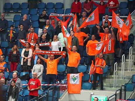 האוהדים הכתומים שהגיעו לעודד בבירה