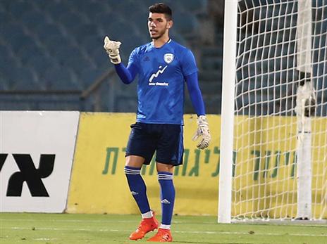 "נסתכל לגרמניה בלבן של העיניים". גלזר (אלן שיבר)