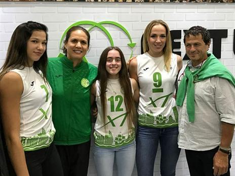 שחקניות מכבי חיפה והספונסר הראשי של המועדון אודי אנג'ל (באדיבות מועדון כדורעף מכבי חיפה)