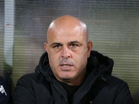 מגן על המועדון. אבוקסיס (אלן שיבר)