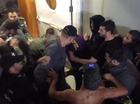 "מאבטח רץ לרכב ושלף אלת קפיץ"