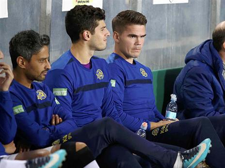 קיארטנסון על הספסל. שוחח עם קרויף (אלן שיבר)