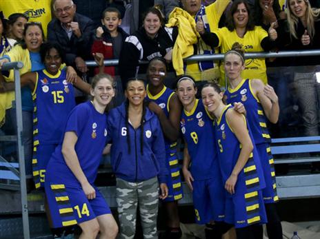 בנות אשדוד חוגגות עם האוהדים. (מגי גוזאני, מנהלת ליגת העל לנשים בכדורסל)