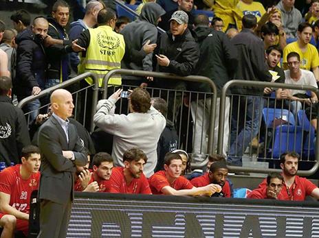 פרנקו. הספסל של הפועל ת"א חטף קללות ויריקות (אלן שיבר)