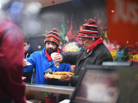 מחוץ לאולד טראפורד. ערב חורפי גם באנגליה (getty)