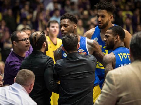 "אני מקבל 50 אלף ש"ח קנס על קללות אוהד. מה עם שחקני מכבי?" (מנהלת הליגה)