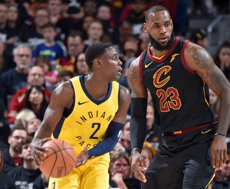 לברון מול קוליסון. לקח לקינג ג'יימס זמן להיכנס למשחק (GETTY)