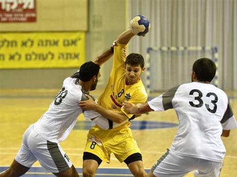 איתי טורקניץ מול הגנת רחובות. (עמית שיסל, איגוד הכדוריד)