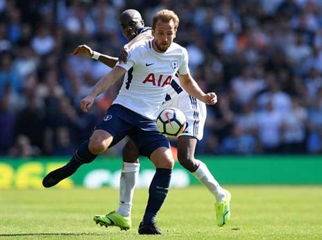 קיין נאבק בהגנת ווסט ברום. (getty)