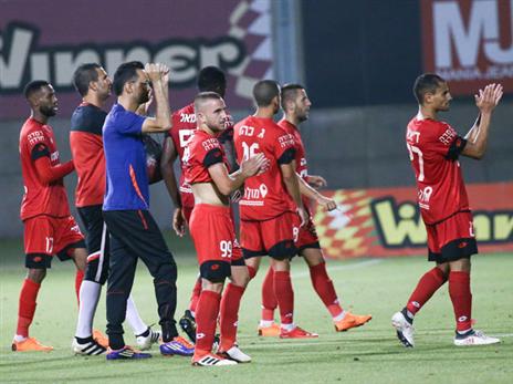 שחקני חדרה. הודו לקהל בסיום (דני מרון)