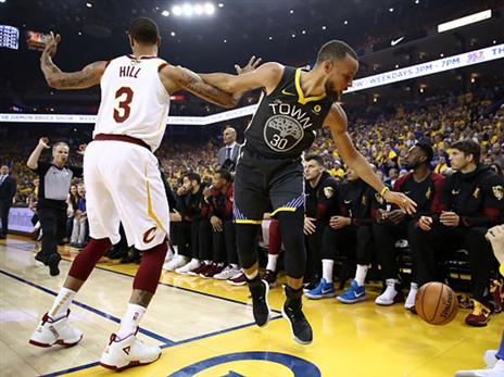 קרי והיל נאבקים על הכדור (צילום: getty)