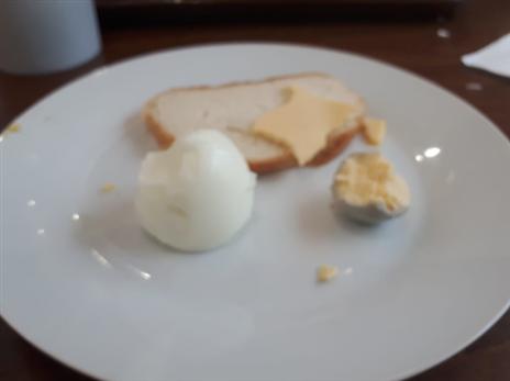 ארוחת בוקר במלון זוועה. הדגמה