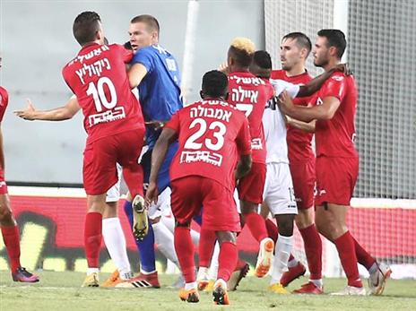 אבוקסיס יצא להגנת השוער שלו (אלן שיבר)