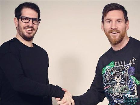 עם מסי. נחשב לחבר קרוב של ברתומאו ובארסה (מתוך פייסבוק)