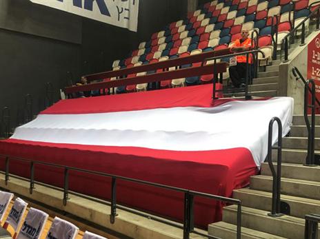 4 השורות הראשונות סגורות, זכר לעונש שהפועל ת"א ספגה