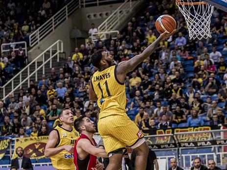 ראתן מייס בדרך לעוד ליי-אפ. היו יותר מדי כאלה (FIBA)