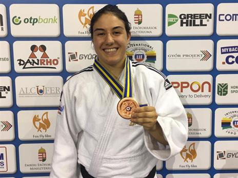 ענבל שמש מציגה את המדליה (באדיבות איגוד הג'ודו)