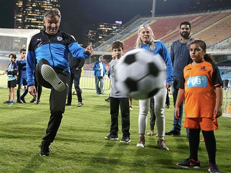 מפגינים את כישורי המשחק. רוטנשטיינר (אלן שיבר)