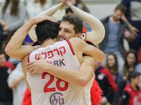 חיבוק של מנצחים (צחי רייזל, מנהלת הליגה)