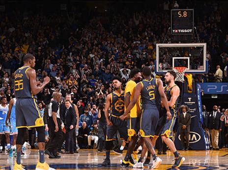 סל ניצחון יקר לתומפסון (צילום: Noah Graham/NBAE via Getty Images)