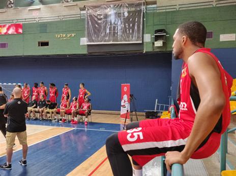 כאב לו להסתכל על כולם מהצד. תומאס