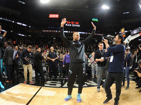לילה מרגש עבורו. פארקר (צילום: Mark Sobhani/NBAE via Getty Images)