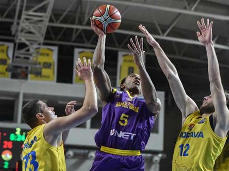 אטקינס, חגג בתוך הצבע (FIBA)