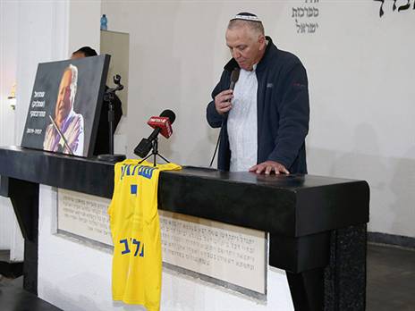 מוטי אראוסטי מספיד את שמלוק (אלן שיבר)