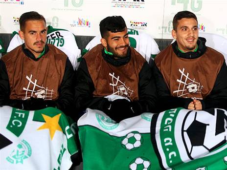 יישב הרבה על הספסל בחיפה? שועה מימין (צילום: אלן שיבר)