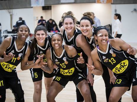 חוגגות העפלה לגמר. (צילום: עודד קרני)