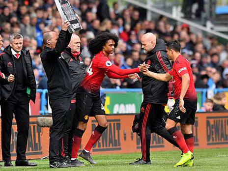 סאנצ'ס יורד מהמגרש. האם זו הייתה הופעתו האחרונה ביונייטד? (Getty)